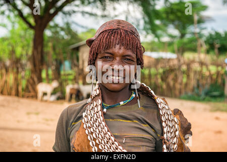 Portrait d'une femme de la tribu dans le sud de l'Éthiopie Hamar Banque D'Images