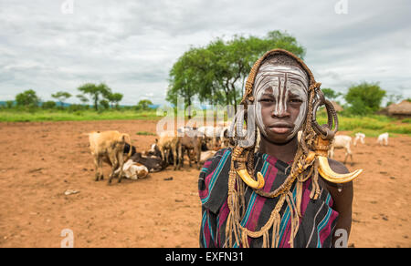 Jeune garçon de la tribu africaine Mursi avec cornes traditionnelles dans le Parc National de Mago, en Ethiopie Banque D'Images