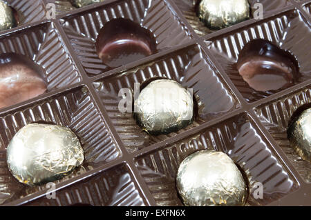 Bonbons de chocolat emballés dans des emballages de couleur d'or Banque D'Images