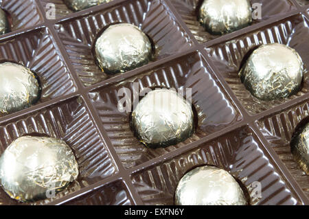 Bonbons de chocolat emballés dans des emballages de couleur d'or Banque D'Images