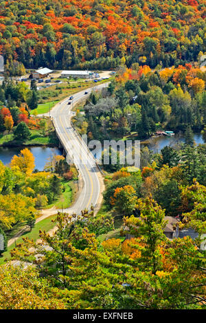 Vue aérienne de Dorset Fire Lookout Tower, de l'Ontario, l'autoroute 35 en zigzaguant à travers les chalets, lac et forêt dans Haliburton Highl Banque D'Images