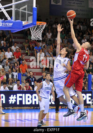 Lignano, Italie. Le 13 juillet, 2015. Dejan Davidovac (SRB) marquant au cours de la FIBA U20 Championnat de basket européen les hommes. 13 juillet 2015. photo Simone Ferraro/Alamy Live News Banque D'Images