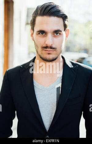 Portrait d'un jeune beau garçon italien se faisant passer à travers la place de la ville Banque D'Images