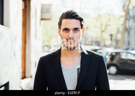 Portrait d'un jeune beau garçon italien se faisant passer à travers la place de la ville Banque D'Images