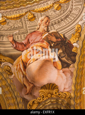 GRANADA, ESPAGNE - 31 MAI 2015 : la fresque de saint Luc l'Évangéliste dans sanctuaire baroque (Sancta Sanctorum) à l'église Monasteri Banque D'Images