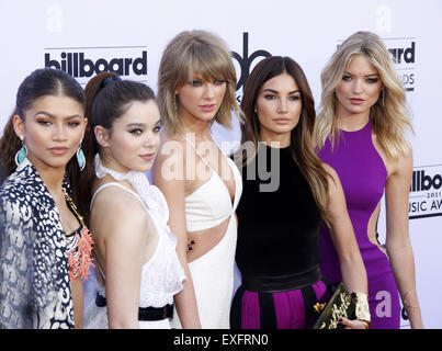 Hailee Steinfeld, Zendaya Coleman, Taylor Swift, Lily Aldridge et Martha Hunt au Billboard Music Awards 2015. Banque D'Images