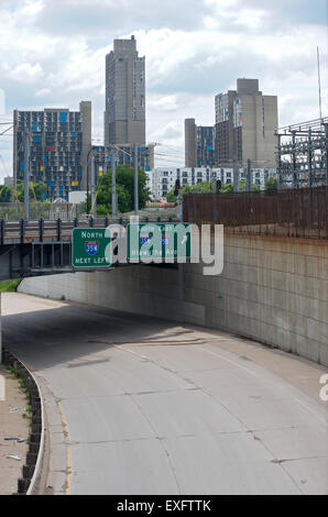 La quatrième rue à l'entrée de l'autoroute pour 35W dans le centre-ville de Minneapolis et de développement immobilier cityscape Banque D'Images