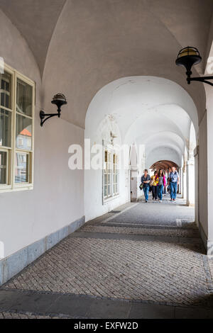 Une arche médiévale petite rue du quartier du Château de Prague, Hradcany, Pohorelec, Prague, République Tchèque Banque D'Images