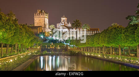 Cordoue, Espagne - 25 MAI 2015 : les jardins d'Alcazar de los Reyes Cristianos château de nuit. Banque D'Images