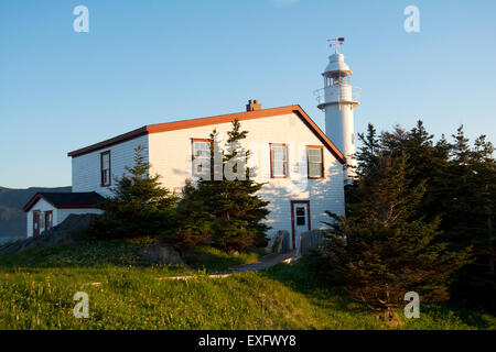 Le phare de Lobster Cove Head au coucher du soleil, à Terre-Neuve. Banque D'Images
