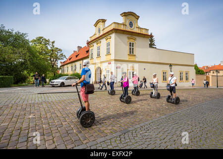 Les touristes à une visite de la ville à cheval sur Segway Pohorelec,, le château de Prague, République Tchèque, Europe Banque D'Images