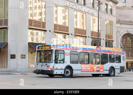 Grand Cleveland Regional Transit Authority (RTA) bus 51 passe par place publique dans le centre-ville de Cleveland, Ohio.