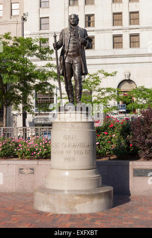 La statue de Moïse Cleaveland en place publique dans le centre-ville de Cleveland, Ohio