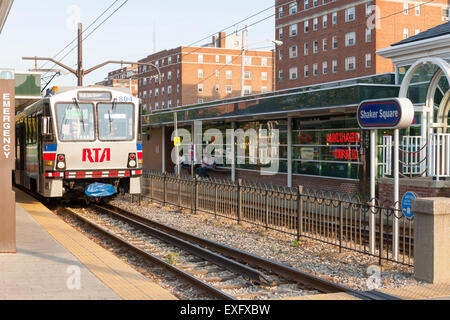 Un Regional Transit Authority (RTA) train passe par l'agitateur Square Station à Cleveland, Ohio. Banque D'Images