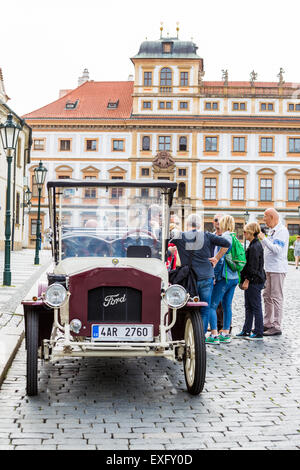 Voiture Skoda Praga, le château de Prague, Hradcany, Hradcanske namesti, arrière-plan Toskansky palac, Prague, République Tchèque, Europe Banque D'Images