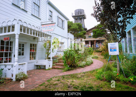 Des boutiques d'artisanat et de galeries dans une cour de la rue principale au centre-ville de Mendocino, Californie, célèbre pour ses châteaux d'eau historique Banque D'Images