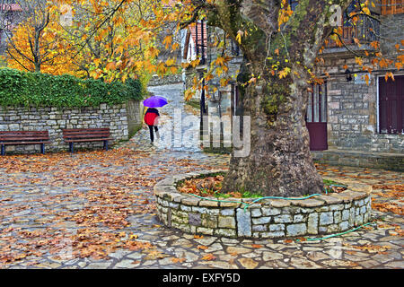 Balade dans les ruelles du village de Kryoneria d'automne un jour de pluie situé dans la région de Nafpaktia, dans Aetoloacarnania, Grèce Banque D'Images