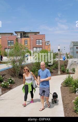 Jeune couple walking dog sur rampe d'accès. (606) sentier près de Bloomingdale Damen Avenue. Chicago, Illinois. Banque D'Images