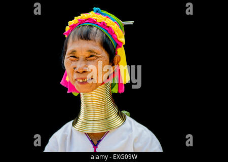 La tribu Kayan Senior woman portrait sur un fond noir à Chiang Mai, Thaïlande, Asie. Banque D'Images