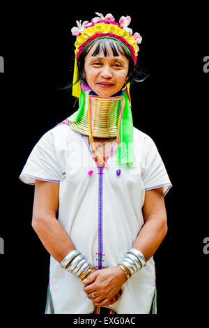 La tribu Kayan Senior woman portrait sur un fond noir à Chiang Mai, Thaïlande, Asie. Banque D'Images