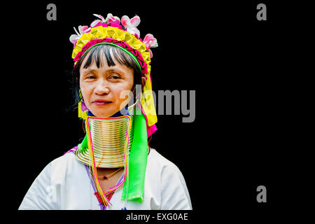 La tribu Kayan Senior woman portrait sur un fond noir à Chiang Mai, Thaïlande, Asie. Banque D'Images