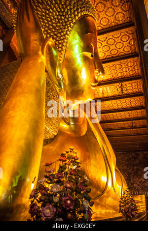 Golden buddha couché Banque D'Images