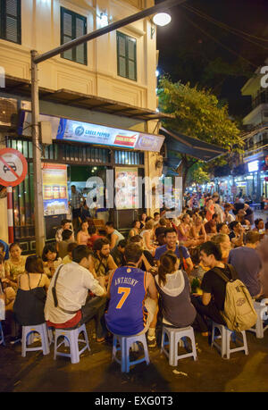 Le populaire 'bia hoi' coin nuit à Hanoi, Vietnam Banque D'Images