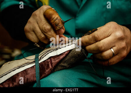 Fez Craftsman dans le processus de création d'un Belgha traditionnel une slipper marocain traditionnel typiquement fait de cuir Banque D'Images