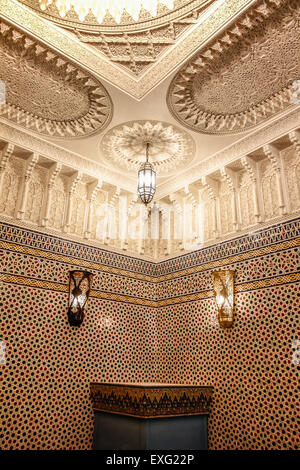 Détails exquis d'un salon traditionnel Riad à Fès, avec des motifs en carreaux de zellige et un plafond en plâtre sculpté élaboré Banque D'Images