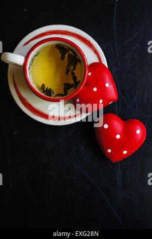 Tasse de thé vert et mot d'accueil sur l'ancien fond de bois Banque D'Images
