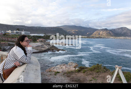 Hermanus littoral , Afrique du Sud. Une femme donne sur la mer Banque D'Images