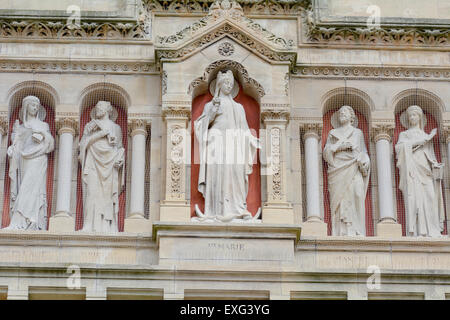 Sculpture de Sainte Marie au-dessus de l'entrée de l'église Sainte-Marie de La Bastide Bordeaux France