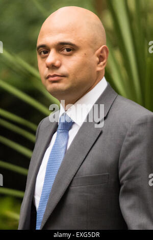 Downing Street, Londres, 14 juillet 2015. Secrétaire d'affaires Sajid Javid arrive au 10 Downing Street pour la réunion hebdomadaire du cabinet du gouvernement. Crédit : Paul Davey/Alamy Live News Banque D'Images