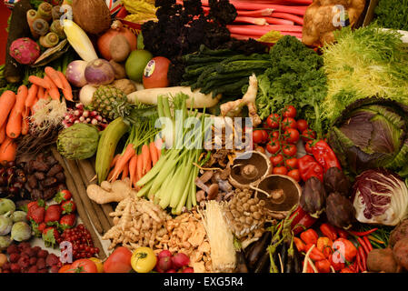 Affichage de légumes carottes, panais, carottes, tomates, tomates, rouge , une saine alimentation, l'eatingbrown saine, fruits, vert, hei Banque D'Images