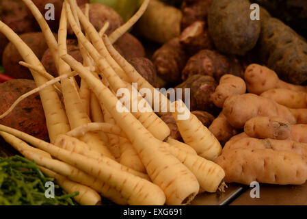 Affichage de légumes carottes, panais, carottes, tomates, tomates, rouge , une saine alimentation, l'eatingbrown saine, fruits, vert, hei Banque D'Images