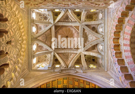 Cordoue, Espagne - 28 MAI 2015 : Le plafond de chapelle latérale - Capilla de Villaviciosa (14 100..) dans le cadre de style mudéjar cathédrale. Banque D'Images