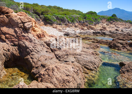 Paysage côtier avec des pierres et le lagon, l'île de Corse, France. Plage de Capo di Feno Banque D'Images