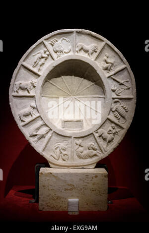 Rome. L'Italie. Relief représentant la voûte céleste et les 12 signes du zodiaque (début de l'époque impériale). Al Palazzo Massimo Banque D'Images