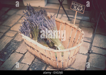 Vente de bouquets de lavande dans un marché français en plein air. Coup horizontal avec selective focus Banque D'Images