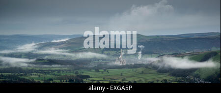 Matin d'automne paysage de Derwent Valley de Mam Tor dans le Peak District. Banque D'Images