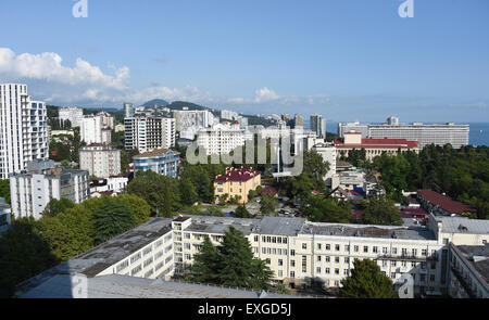 Sochi, Russie. Le 13 juillet, 2015. Vue de la ville de Sotchi, Russie, 13 juillet 2015. En 2018, la coupe du monde de soccer aura lieu dans la ville. Photo : Marcus Brandt/dpa/Alamy Live News Banque D'Images