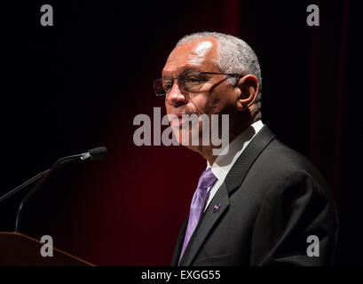 L'administrateur de la NASA Charles Bolden, prononce le discours inaugural au sommet des êtres humains vers Mars le mardi 5 mai 2015 à l'Université George Washington à Washington, DC. Bolden administrateur de la NASA a parlé de chemin d'accès à l'exploration humaine de Mars. Banque D'Images