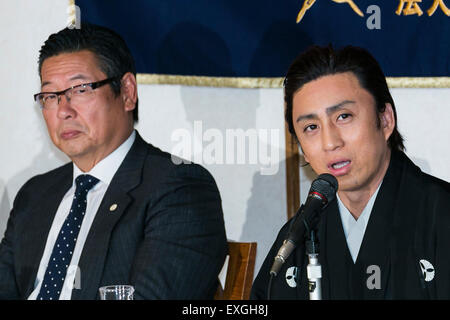 (L à R) Jay (Junichi Sakamoto) Président et chef de la Shochiku Co., Ltd. et Ichikawa Somegoro (le 7ème) acteur de Kabuki, la parole au cours d'une conférence de presse pour annoncer la ''Japon KABUKI Festival à Las Vegas 2015-2016'' au Club des correspondants étrangers du Japon le 14 juillet 2015, Tokyo, Japon. Le festival s'ouvrira avec 3 nuits de Somegoro Ichikawa (le 7e) l'exécution de l'Koi-Tsukami Kabuki classique ''' ou ''Lutte avec une carpe'' à les fontaines du Bellagio Hotel à partir de 14 au 16 mai. Selon les organisateurs certains fans japonais ont déjà réservé leur vol à Las Vegas. (Photo de Rodrigo Banque D'Images