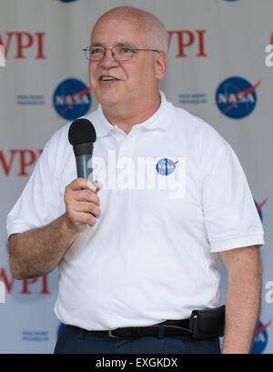 Dennis, Andrucyk administrateur associé adjoint pour la technologie de l'espace Direction de la Mission au siège de la NASA, prend la parole lors de l'ouverture de l'TouchTomorrow Festival, tenu conjointement avec le retour d'échantillons 2015 Défi Robot, samedi, 13 juin 2015 au Worcester Polytechnic Institute (WPI) à Worcester, Mass. Seize équipes ont participé pour un montant de 1,5 millions de bourse de la NASA. Les équipes seront tenus de démontrer des robots autonomes capables de localiser et de prélever des échantillons d'une vaste et diversifié, de l'exploitation sans contrôle de l'homme. L'objectif de ce défi du centenaire de la NASA-WPI est t Banque D'Images