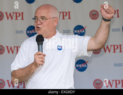 Dennis, Andrucyk administrateur associé adjoint pour la technologie de l'espace Direction de la Mission au siège de la NASA, prend la parole lors de l'ouverture de l'TouchTomorrow Festival, tenu conjointement avec le retour d'échantillons 2015 Défi Robot, samedi, 13 juin 2015 au Worcester Polytechnic Institute (WPI) à Worcester, Mass. Seize équipes ont participé pour un montant de 1,5 millions de bourse de la NASA. Les équipes seront tenus de démontrer des robots autonomes capables de localiser et de prélever des échantillons d'une vaste et diversifié, de l'exploitation sans contrôle de l'homme. L'objectif de ce défi du centenaire de la NASA-WPI est t Banque D'Images