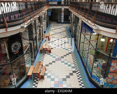 Intérieur d'une arcade Barton centre commercial victorien sur Deansgate et St Anne's Square à Manchester UK à des commerces. Banque D'Images