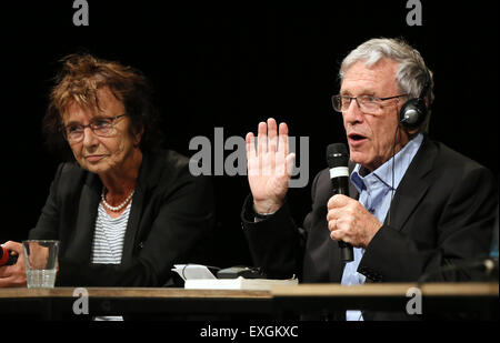 Berlin, Allemagne. 8 juillet, 2015. L'auteur israélien Amos Oz (L) et traductrice Mirjam Pressler parler pendant la littérature internationale Prix à la 'Haus der Kulturen" lieu d'exposition à Berlin, Allemagne, 8 juillet 2015. Oz a reçu le Prix international de littérature doté de 25 000 euros et Pressler a reçu pour sa traduction doté de 10 000 euros. Photo : Stephanie Pilick/dpa/Alamy Live News Banque D'Images