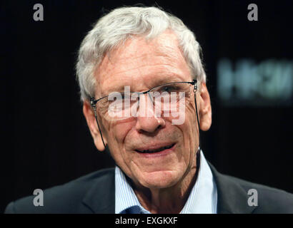 Berlin, Allemagne. 8 juillet, 2015. L'auteur israélien Amos Oz pose au cours de la littérature internationale Prix à la 'Haus der Kulturen" lieu d'exposition à Berlin, Allemagne, 8 juillet 2015. Oz a reçu le Prix international de littérature doté de 25 000 euros et Pressler a reçu pour sa traduction doté de 10 000 euros. Photo : Stephanie Pilick/dpa/Alamy Live News Banque D'Images