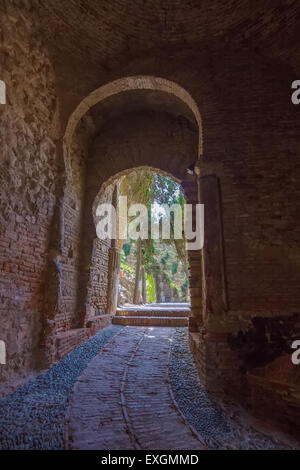 Brique ancienne porte de passage dans le célèbre La Alcazaba de Malaga Espagne Banque D'Images