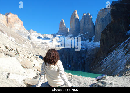 Femme se reposant après une longue randonnée aux trois tours, Parc National Torres del Paine, chili à admirer la vue Banque D'Images